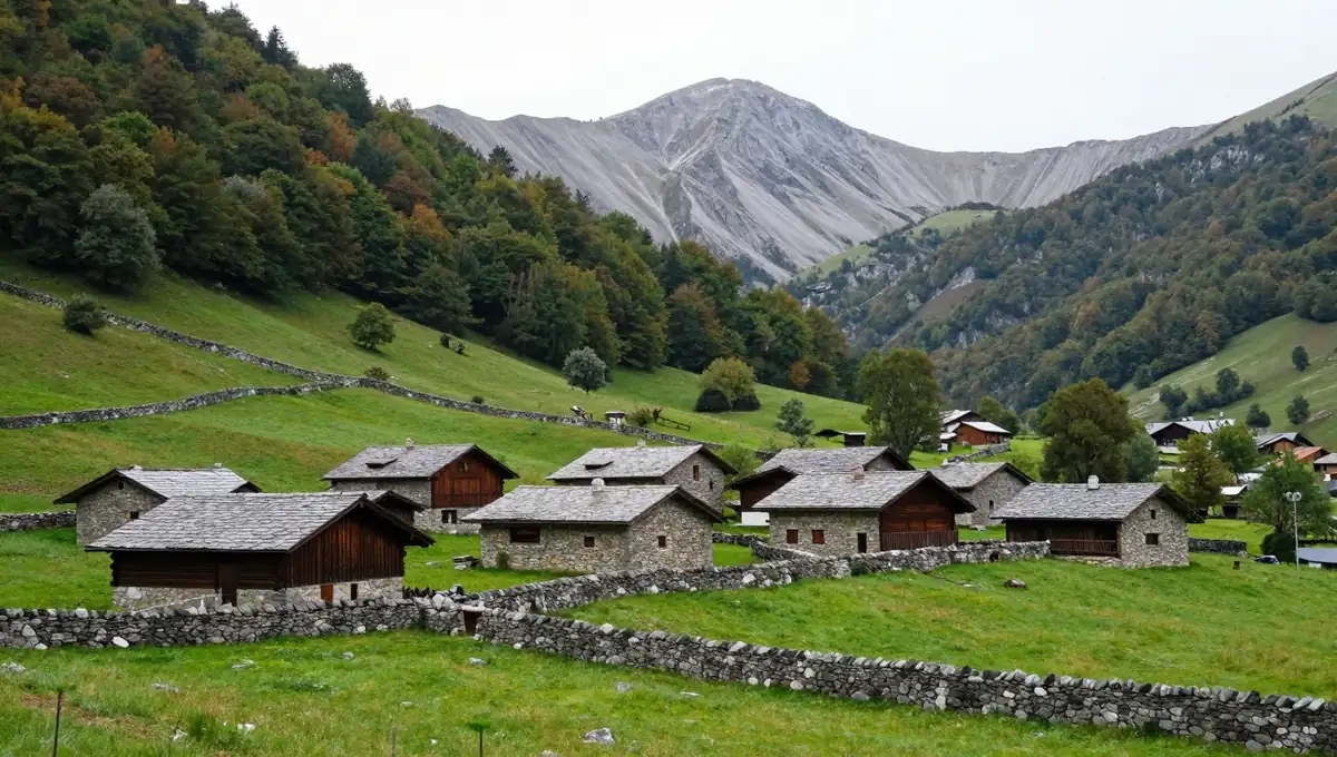 Casas de piedra y prados con muros de piedra seca en un pueblo del valle del Bullón, en Pesaguero, Liébana
